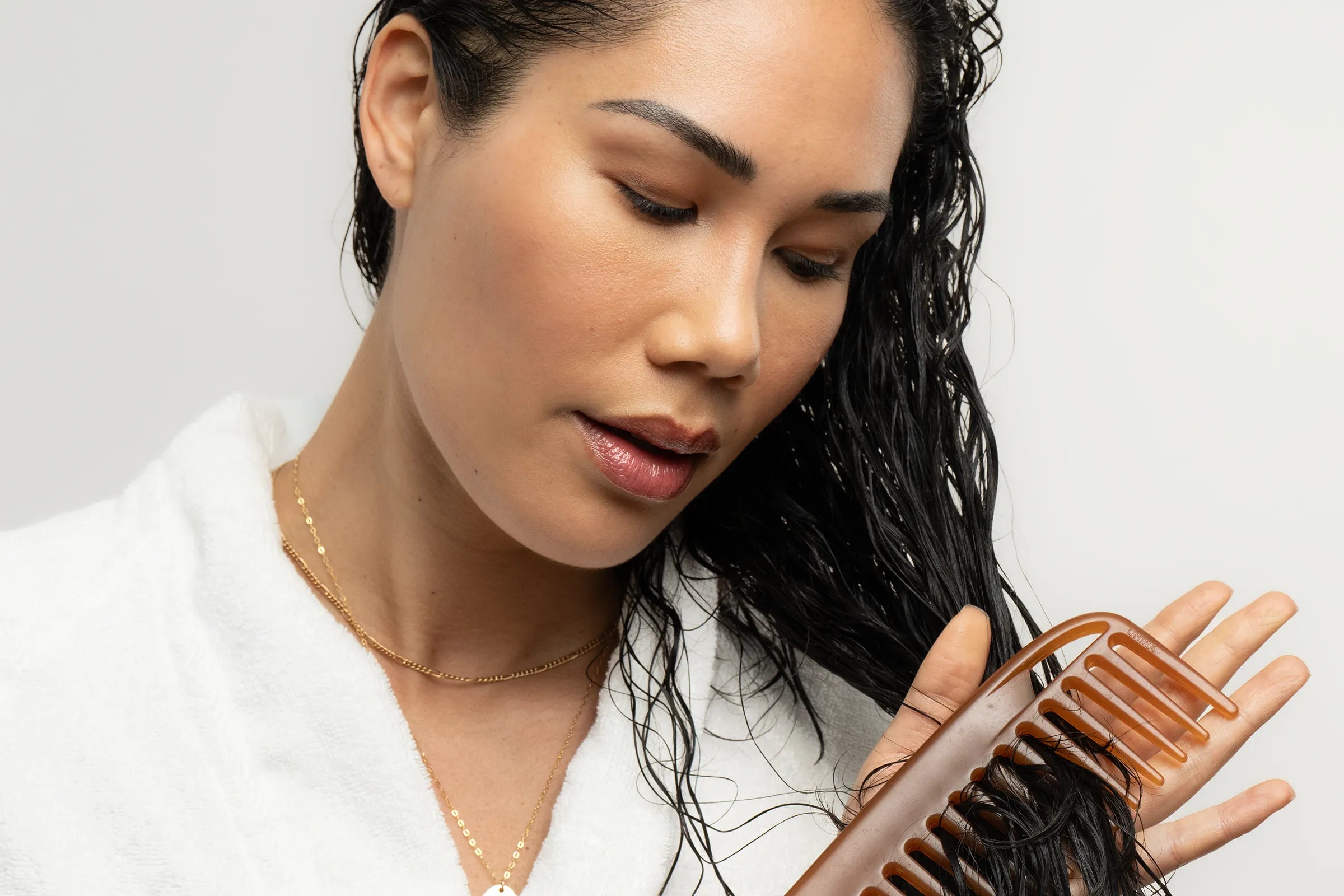 woman applying hair serum